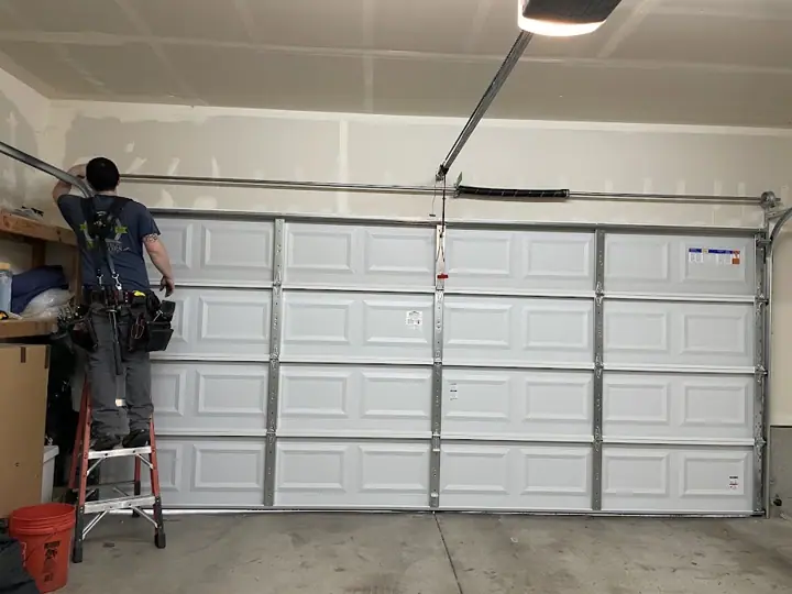 DistribuDoors, garage door company in Algona